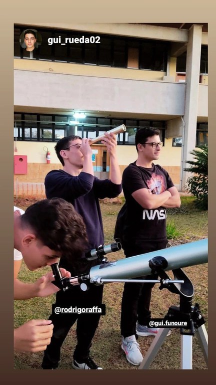 No primeiro encontro, podemos contar a colaboração de alguns alunos da licenciatura em física através do empréstimo de seus equipamentos particulares. A foto representa um momento compartilhado na rede social do aluno que realizava a observação junto com o professor Rodrigo Raffa.